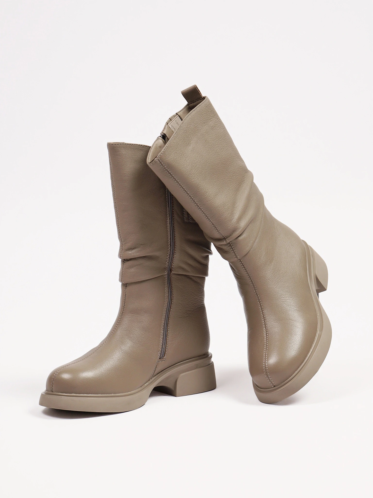 Сапоги серого цвета на среднем широком каблуке с мягкими складками